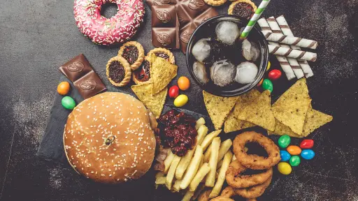 Consommer des aliments transform&eacute;s-