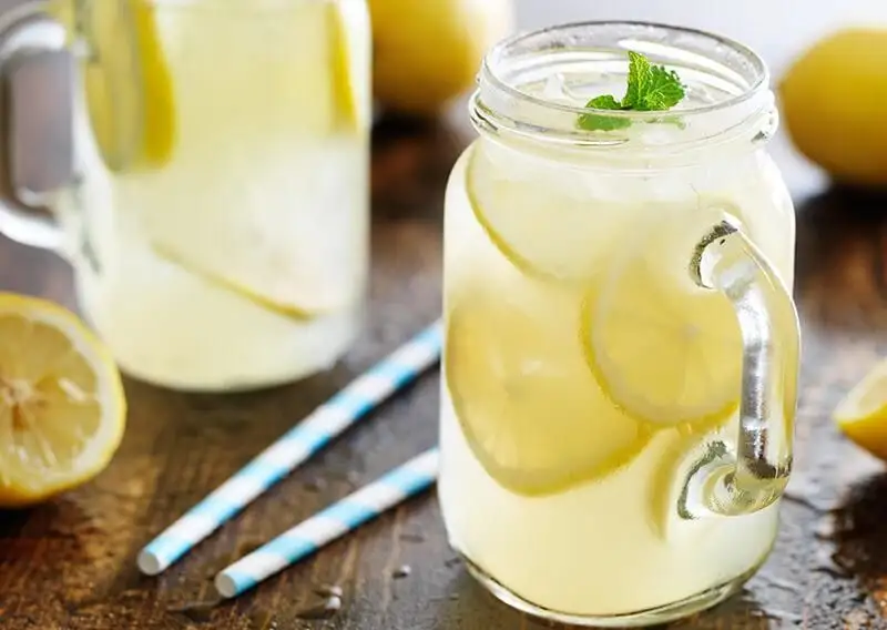 citron et de l&rsquo;eau ti&egrave;de
