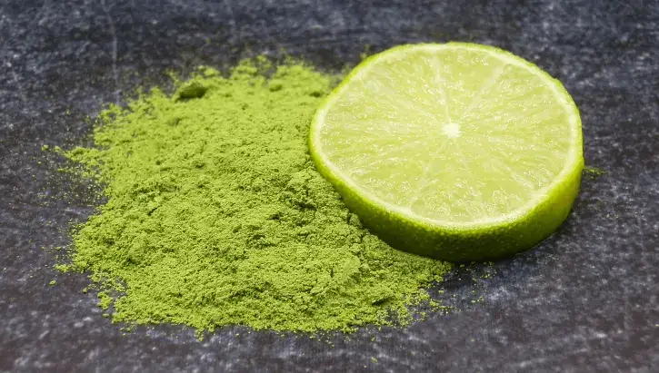 poudre de moringa avec le jus d&rsquo;un demi citron